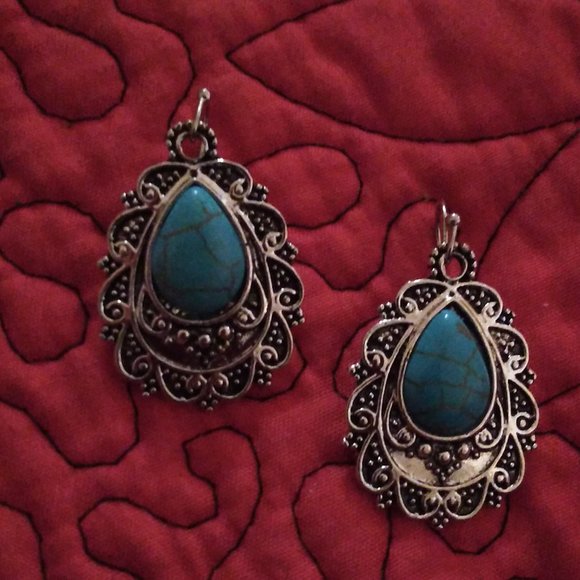 Western Style Earrings - Picture 2 of 3